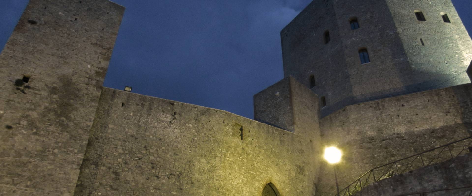 La Rocca le sue mura e l ultima luce in cielo foto di LaraLally19
